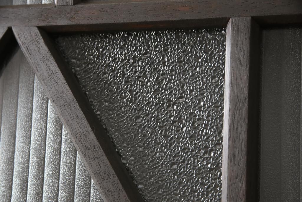 ガラス扉をリペア&カスタム!高さと幅をリサイズし、デザインを変更。ガラスはダイヤガラスと銀モールガラスを使用。引手、V字戸車を取り付け。濃い茶色に着色仕上げ。(ドア、建具)