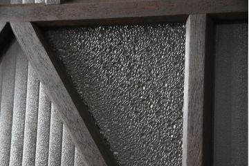 ガラス扉をリペア&カスタム!高さと幅をリサイズし、デザインを変更。ガラスはダイヤガラスと銀モールガラスを使用。引手、V字戸車を取り付け。濃い茶色に着色仕上げ。(ドア、建具)