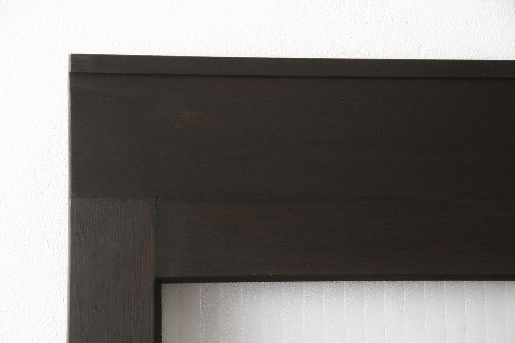 ガラス扉をリペア&カスタム!高さと幅をリサイズし、デザインを変更。ガラスはダイヤガラスと銀モールガラスを使用。引手、V字戸車を取り付け。濃い茶色に着色仕上げ。(ドア、建具)