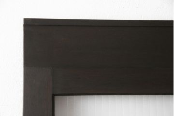 ガラス扉をリペア&カスタム!高さと幅をリサイズし、デザインを変更。ガラスはダイヤガラスと銀モールガラスを使用。引手、V字戸車を取り付け。濃い茶色に着色仕上げ。(ドア、建具)