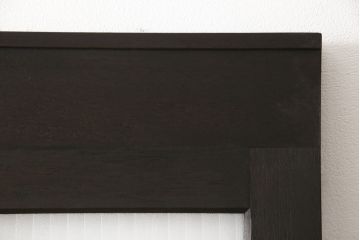 ガラス扉をリペア&カスタム!高さと幅をリサイズし、デザインを変更。ガラスはダイヤガラスと銀モールガラスを使用。引手、V字戸車を取り付け。濃い茶色に着色仕上げ。(ドア、建具)