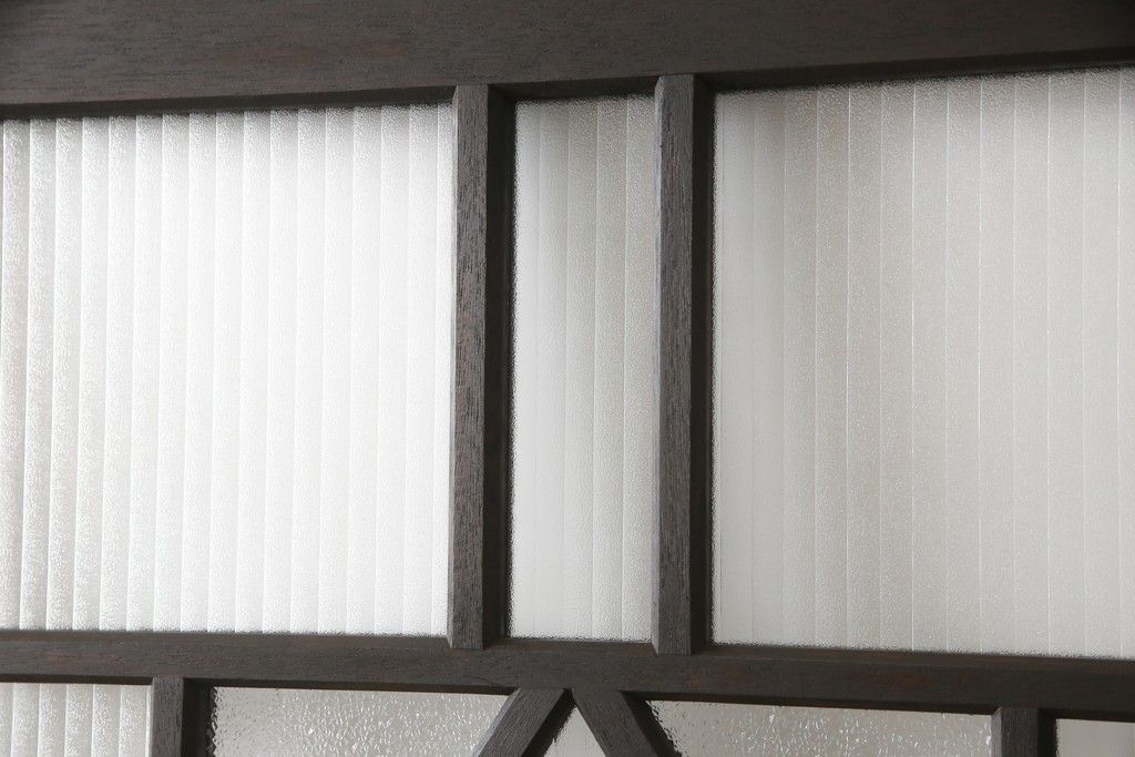 ガラス扉をリペア&カスタム!高さと幅をリサイズし、デザインを変更。ガラスはダイヤガラスと銀モールガラスを使用。引手、V字戸車を取り付け。濃い茶色に着色仕上げ。(ドア、建具)