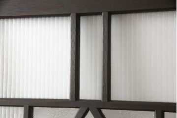 ガラス扉をリペア&カスタム!高さと幅をリサイズし、デザインを変更。ガラスはダイヤガラスと銀モールガラスを使用。引手、V字戸車を取り付け。濃い茶色に着色仕上げ。(ドア、建具)