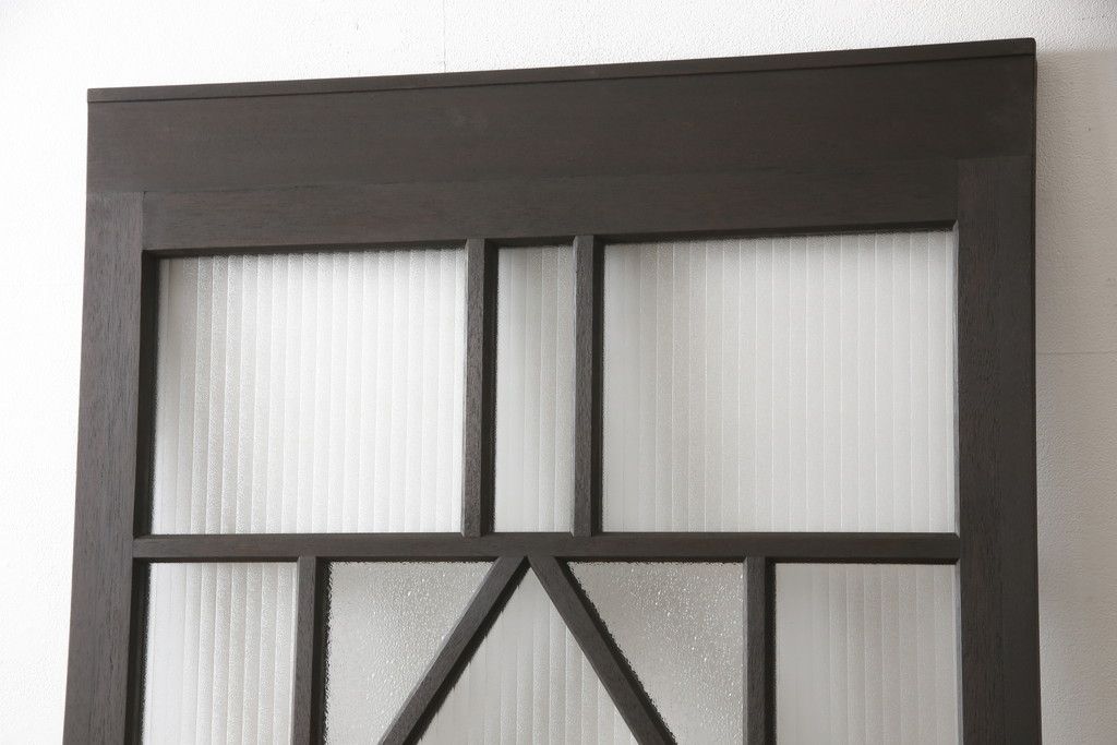 ガラス扉をリペア&カスタム!高さと幅をリサイズし、デザインを変更。ガラスはダイヤガラスと銀モールガラスを使用。引手、V字戸車を取り付け。濃い茶色に着色仕上げ。(ドア、建具)