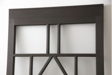 ガラス扉をリペア&カスタム!高さと幅をリサイズし、デザインを変更。ガラスはダイヤガラスと銀モールガラスを使用。引手、V字戸車を取り付け。濃い茶色に着色仕上げ。(ドア、建具)