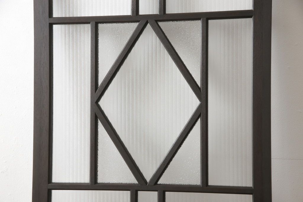 ガラス扉をリペア&カスタム!高さと幅をリサイズし、デザインを変更。ガラスはダイヤガラスと銀モールガラスを使用。引手、V字戸車を取り付け。濃い茶色に着色仕上げ。(ドア、建具)