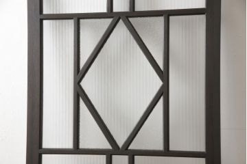 ガラス扉をリペア&カスタム!高さと幅をリサイズし、デザインを変更。ガラスはダイヤガラスと銀モールガラスを使用。引手、V字戸車を取り付け。濃い茶色に着色仕上げ。(ドア、建具)