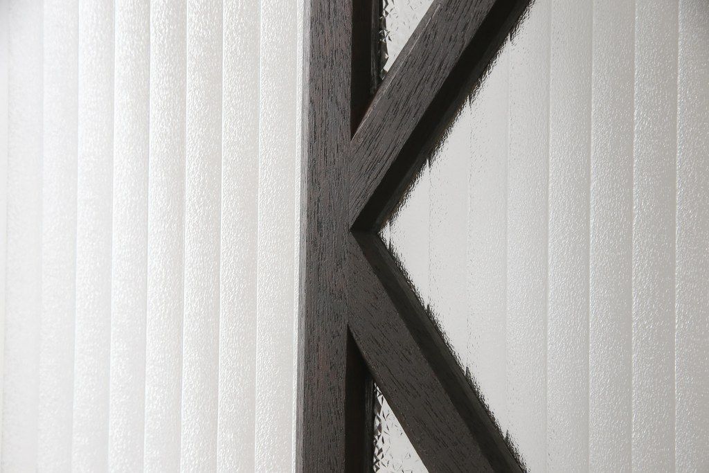 ガラス扉をリペア&カスタム!高さと幅をリサイズし、デザインを変更。ガラスはダイヤガラスと銀モールガラスを使用。引手、V字戸車を取り付け。濃い茶色に着色仕上げ。(ドア、建具)