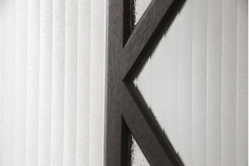 ガラス扉をリペア&カスタム!高さと幅をリサイズし、デザインを変更。ガラスはダイヤガラスと銀モールガラスを使用。引手、V字戸車を取り付け。濃い茶色に着色仕上げ。(ドア、建具)