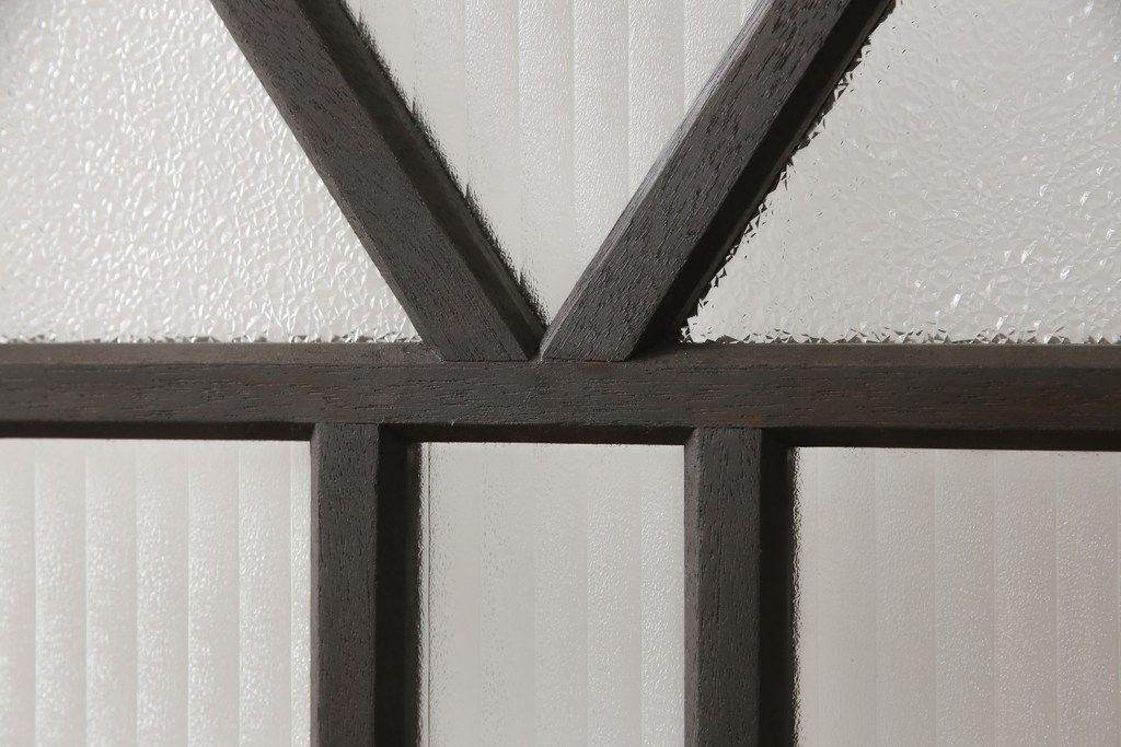 ガラス扉をリペア&カスタム!高さと幅をリサイズし、デザインを変更。ガラスはダイヤガラスと銀モールガラスを使用。引手、V字戸車を取り付け。濃い茶色に着色仕上げ。(ドア、建具)