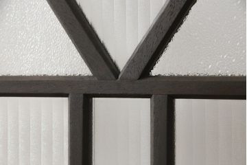 ガラス扉をリペア&カスタム!高さと幅をリサイズし、デザインを変更。ガラスはダイヤガラスと銀モールガラスを使用。引手、V字戸車を取り付け。濃い茶色に着色仕上げ。(ドア、建具)