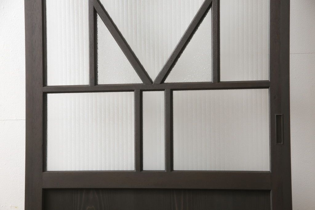 ガラス扉をリペア&カスタム!高さと幅をリサイズし、デザインを変更。ガラスはダイヤガラスと銀モールガラスを使用。引手、V字戸車を取り付け。濃い茶色に着色仕上げ。(ドア、建具)