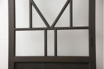 ガラス扉をリペア&カスタム!高さと幅をリサイズし、デザインを変更。ガラスはダイヤガラスと銀モールガラスを使用。引手、V字戸車を取り付け。濃い茶色に着色仕上げ。(ドア、建具)