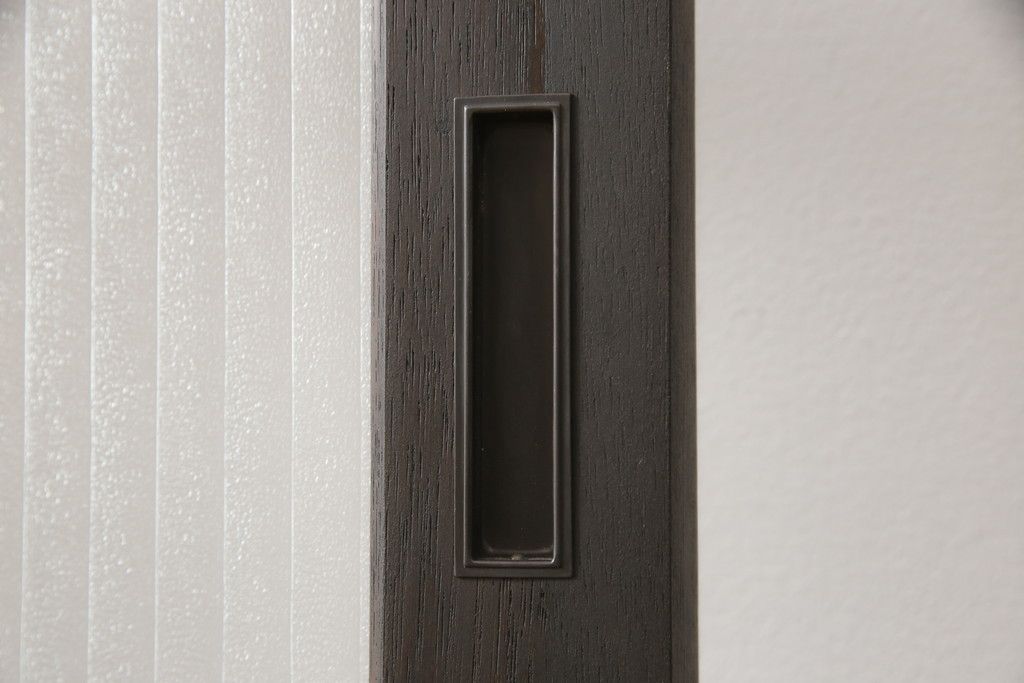 ガラス扉をリペア&カスタム!高さと幅をリサイズし、デザインを変更。ガラスはダイヤガラスと銀モールガラスを使用。引手、V字戸車を取り付け。濃い茶色に着色仕上げ。(ドア、建具)