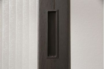 ガラス扉をリペア&カスタム!高さと幅をリサイズし、デザインを変更。ガラスはダイヤガラスと銀モールガラスを使用。引手、V字戸車を取り付け。濃い茶色に着色仕上げ。(ドア、建具)