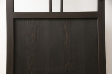 ガラス扉をリペア&カスタム!高さと幅をリサイズし、デザインを変更。ガラスはダイヤガラスと銀モールガラスを使用。引手、V字戸車を取り付け。濃い茶色に着色仕上げ。(ドア、建具)