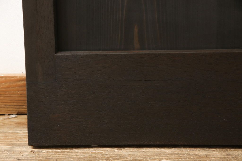 ガラス扉をリペア&カスタム!高さと幅をリサイズし、デザインを変更。ガラスはダイヤガラスと銀モールガラスを使用。引手、V字戸車を取り付け。濃い茶色に着色仕上げ。(ドア、建具)