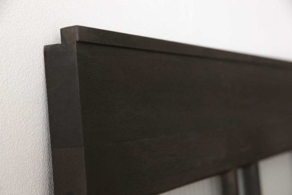 ガラス扉をリペア&カスタム!高さと幅をリサイズし、デザインを変更。ガラスはダイヤガラスと銀モールガラスを使用。引手、V字戸車を取り付け。濃い茶色に着色仕上げ。(ドア、建具)