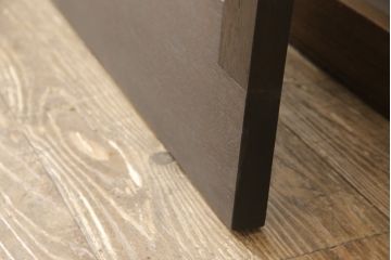 ガラス扉をリペア&カスタム!高さと幅をリサイズし、デザインを変更。ガラスはダイヤガラスと銀モールガラスを使用。引手、V字戸車を取り付け。濃い茶色に着色仕上げ。(ドア、建具)