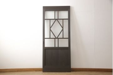 ガラス扉をリペア&カスタム!高さと幅をリサイズし、デザインを変更。ガラスはダイヤガラスと銀モールガラスを使用。引手、V字戸車を取り付け。濃い茶色に着色仕上げ。(ドア、建具)