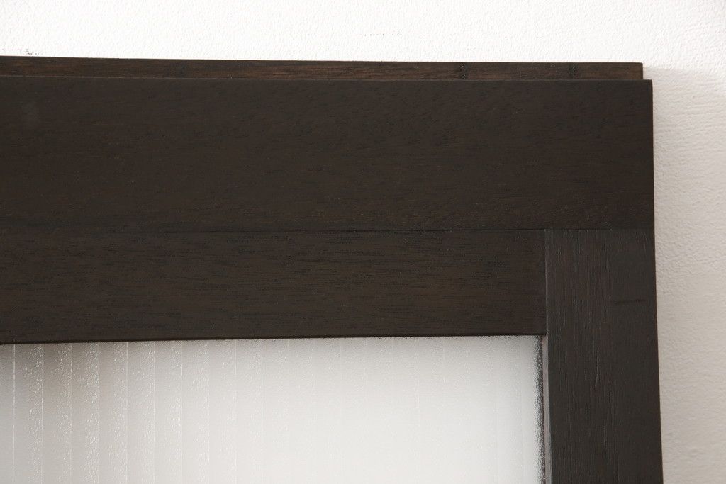 ガラス扉をリペア&カスタム!高さと幅をリサイズし、デザインを変更。ガラスはダイヤガラスと銀モールガラスを使用。引手、V字戸車を取り付け。濃い茶色に着色仕上げ。(ドア、建具)