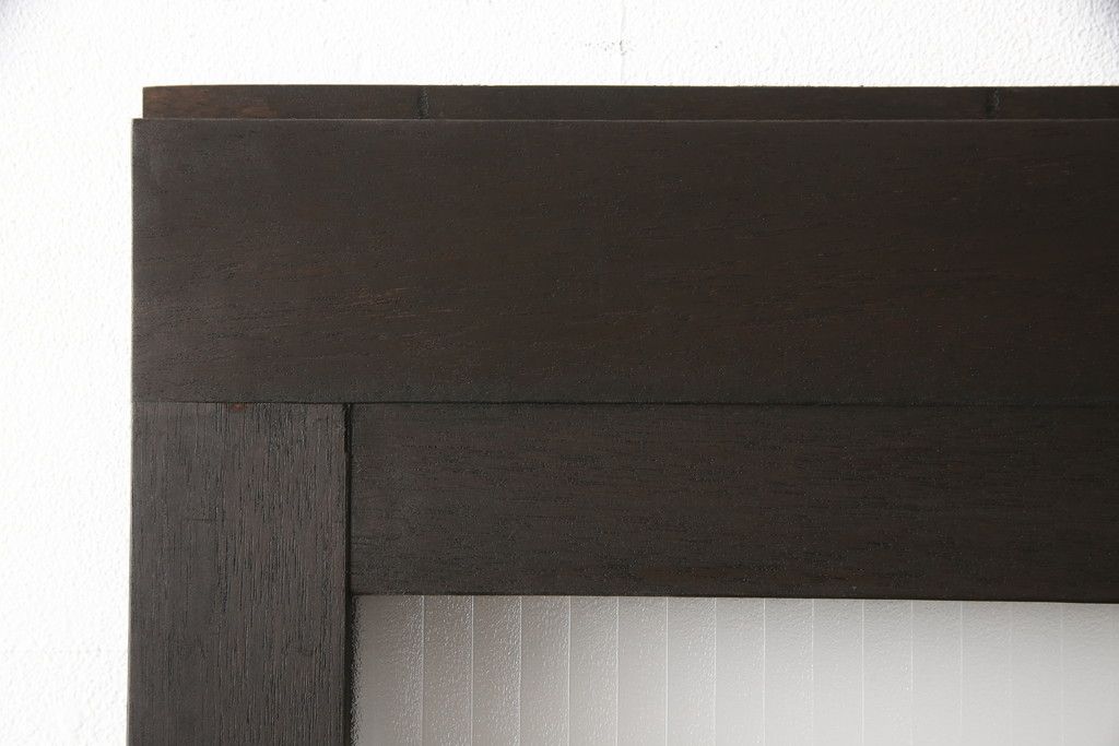 ガラス扉をリペア&カスタム!高さと幅をリサイズし、デザインを変更。ガラスはダイヤガラスと銀モールガラスを使用。引手、V字戸車を取り付け。濃い茶色に着色仕上げ。(ドア、建具)