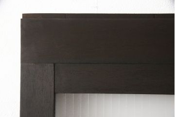 ガラス扉をリペア&カスタム!高さと幅をリサイズし、デザインを変更。ガラスはダイヤガラスと銀モールガラスを使用。引手、V字戸車を取り付け。濃い茶色に着色仕上げ。(ドア、建具)