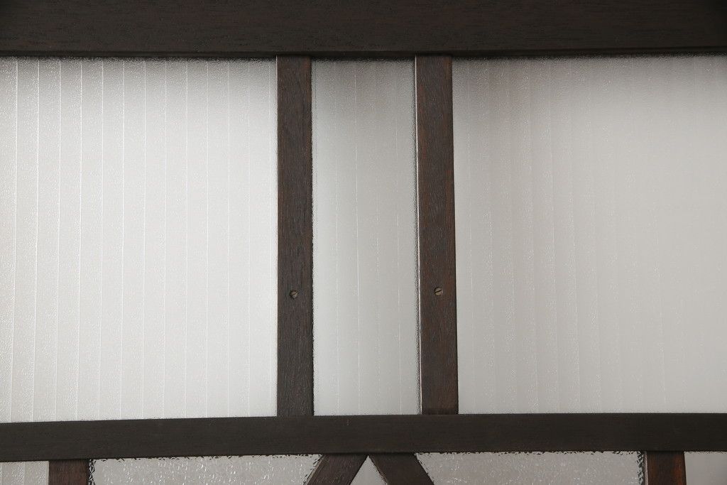 ガラス扉をリペア&カスタム!高さと幅をリサイズし、デザインを変更。ガラスはダイヤガラスと銀モールガラスを使用。引手、V字戸車を取り付け。濃い茶色に着色仕上げ。(ドア、建具)