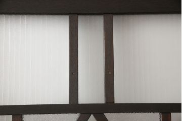 ガラス扉をリペア&カスタム!高さと幅をリサイズし、デザインを変更。ガラスはダイヤガラスと銀モールガラスを使用。引手、V字戸車を取り付け。濃い茶色に着色仕上げ。(ドア、建具)