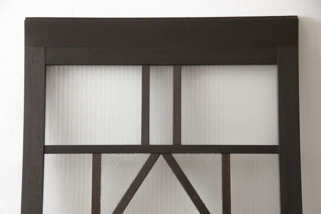 ガラス扉をリペア&カスタム!高さと幅をリサイズし、デザインを変更。ガラスはダイヤガラスと銀モールガラスを使用。引手、V字戸車を取り付け。濃い茶色に着色仕上げ。(ドア、建具)