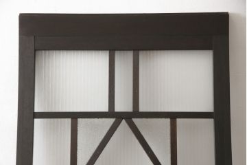 ガラス扉をリペア&カスタム!高さと幅をリサイズし、デザインを変更。ガラスはダイヤガラスと銀モールガラスを使用。引手、V字戸車を取り付け。濃い茶色に着色仕上げ。(ドア、建具)