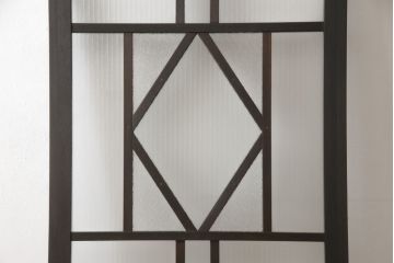 ガラス扉をリペア&カスタム!高さと幅をリサイズし、デザインを変更。ガラスはダイヤガラスと銀モールガラスを使用。引手、V字戸車を取り付け。濃い茶色に着色仕上げ。(ドア、建具)