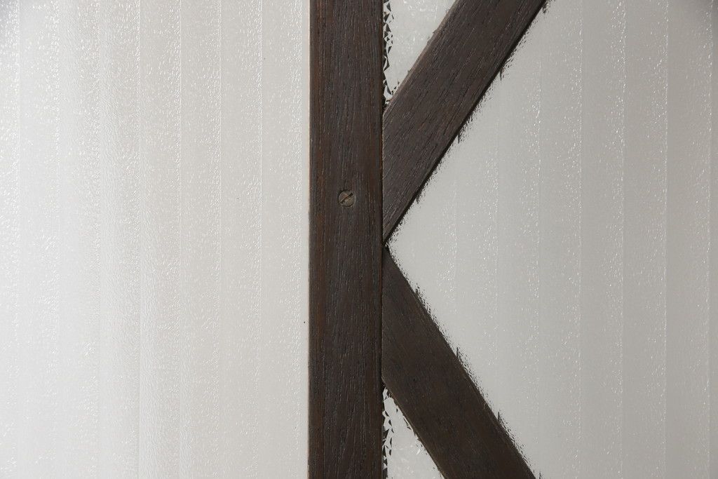 ガラス扉をリペア&カスタム!高さと幅をリサイズし、デザインを変更。ガラスはダイヤガラスと銀モールガラスを使用。引手、V字戸車を取り付け。濃い茶色に着色仕上げ。(ドア、建具)