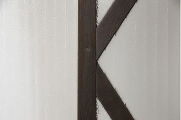 ガラス扉をリペア&カスタム!高さと幅をリサイズし、デザインを変更。ガラスはダイヤガラスと銀モールガラスを使用。引手、V字戸車を取り付け。濃い茶色に着色仕上げ。(ドア、建具)