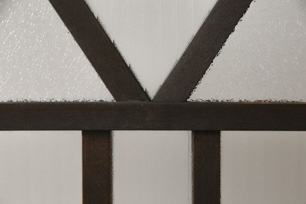 ガラス扉をリペア&カスタム!高さと幅をリサイズし、デザインを変更。ガラスはダイヤガラスと銀モールガラスを使用。引手、V字戸車を取り付け。濃い茶色に着色仕上げ。(ドア、建具)