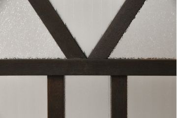 ガラス扉をリペア&カスタム!高さと幅をリサイズし、デザインを変更。ガラスはダイヤガラスと銀モールガラスを使用。引手、V字戸車を取り付け。濃い茶色に着色仕上げ。(ドア、建具)