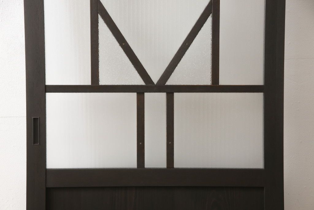 ガラス扉をリペア&カスタム!高さと幅をリサイズし、デザインを変更。ガラスはダイヤガラスと銀モールガラスを使用。引手、V字戸車を取り付け。濃い茶色に着色仕上げ。(ドア、建具)