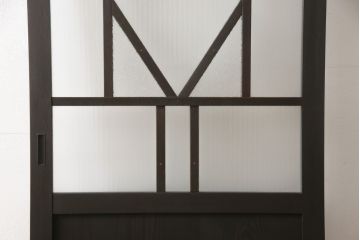 ガラス扉をリペア&カスタム!高さと幅をリサイズし、デザインを変更。ガラスはダイヤガラスと銀モールガラスを使用。引手、V字戸車を取り付け。濃い茶色に着色仕上げ。(ドア、建具)