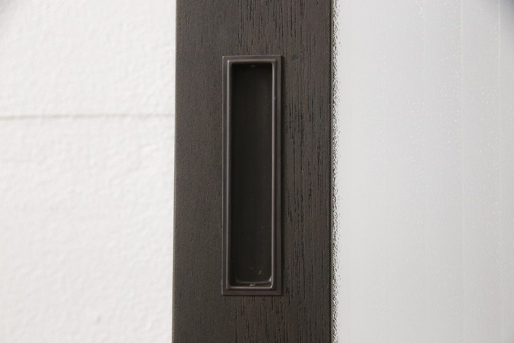 ガラス扉をリペア&カスタム!高さと幅をリサイズし、デザインを変更。ガラスはダイヤガラスと銀モールガラスを使用。引手、V字戸車を取り付け。濃い茶色に着色仕上げ。(ドア、建具)