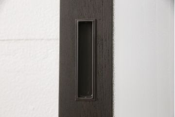 ガラス扉をリペア&カスタム!高さと幅をリサイズし、デザインを変更。ガラスはダイヤガラスと銀モールガラスを使用。引手、V字戸車を取り付け。濃い茶色に着色仕上げ。(ドア、建具)