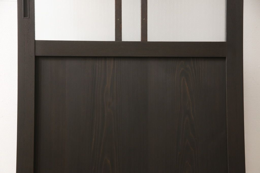 ガラス扉をリペア&カスタム!高さと幅をリサイズし、デザインを変更。ガラスはダイヤガラスと銀モールガラスを使用。引手、V字戸車を取り付け。濃い茶色に着色仕上げ。(ドア、建具)