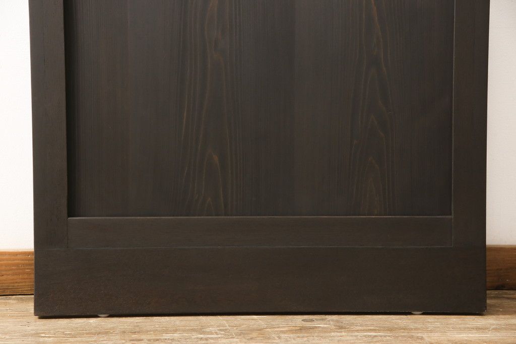 ガラス扉をリペア&カスタム!高さと幅をリサイズし、デザインを変更。ガラスはダイヤガラスと銀モールガラスを使用。引手、V字戸車を取り付け。濃い茶色に着色仕上げ。(ドア、建具)