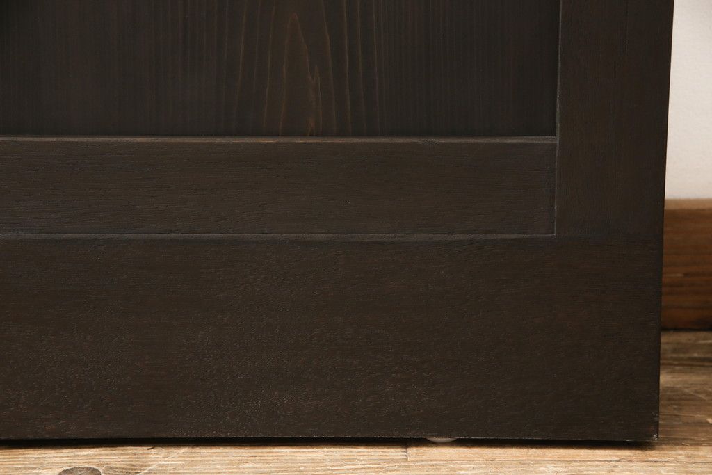 ガラス扉をリペア&カスタム!高さと幅をリサイズし、デザインを変更。ガラスはダイヤガラスと銀モールガラスを使用。引手、V字戸車を取り付け。濃い茶色に着色仕上げ。(ドア、建具)