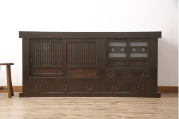 明治期の近江水屋箪笥キャビネットをリペア&カスタム!天板の出っ張りを取り外し、棚板を新材に交換。引き戸の網をガラスに交換。1トーン落ち着いた色味に着色仕上げ。(収納棚、戸棚、食器棚、サイドボード)