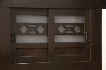 明治期の近江水屋箪笥キャビネットをリペア&カスタム!天板の出っ張りを取り外し、棚板を新材に交換。引き戸の網をガラスに交換。1トーン落ち着いた色味に着色仕上げ。(収納棚、戸棚、食器棚、サイドボード)