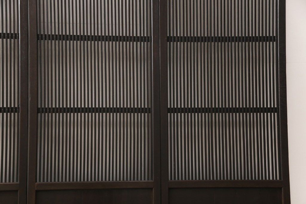 明治大正期の格子戸4枚をリペア&カスタム!リサイズし、現状の色味に合わせて着色仕上げ。(引き戸、建具)