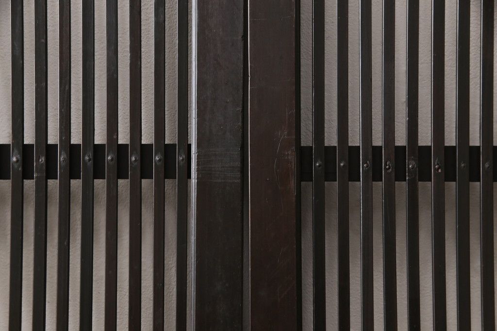 明治大正期の格子戸4枚をリペア&カスタム!リサイズし、現状の色味に合わせて着色仕上げ。(引き戸、建具)