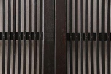 明治大正期の格子戸4枚をリペア&カスタム!リサイズし、現状の色味に合わせて着色仕上げ。(引き戸、建具)