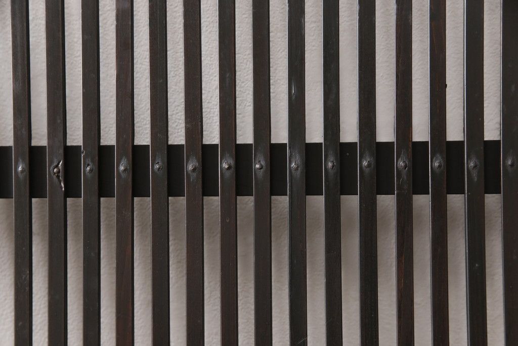 明治大正期の格子戸4枚をリペア&カスタム!リサイズし、現状の色味に合わせて着色仕上げ。(引き戸、建具)