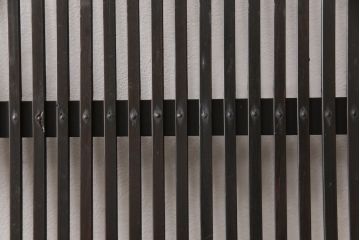 明治大正期の格子戸4枚をリペア&カスタム!リサイズし、現状の色味に合わせて着色仕上げ。(引き戸、建具)